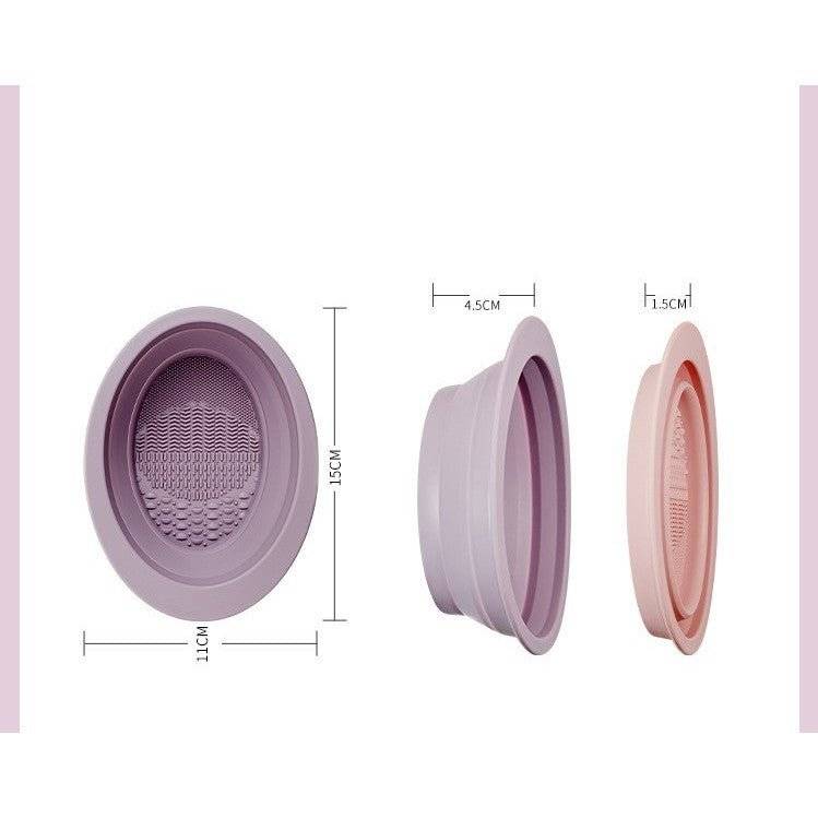 Dimensiuni și design pliabil al accesoriului din silicon pentru curățarea pensulelor și bureților de machiaj, disponibil în două culori.