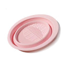 Accesoriu din silicon roz pentru curățarea pensulelor și bureților de machiaj, pliabil și compact, ideal pentru îngrijirea cosmeticelor.