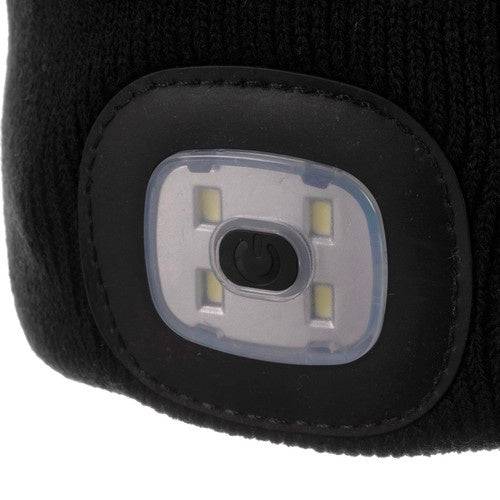 Detaliu lanternă LED integrată în fes negru, cu buton de pornire. Disponibil pe Cumpara24 la RON37.65.