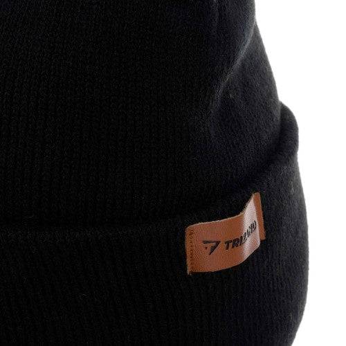 Fes negru cu etichetă din piele și design modern, ideal pentru sezonul rece. Disponibil pe Cumpara24 la RON37.65.