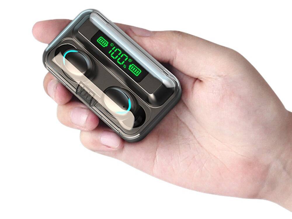 Casti Wireless Bluetooth F9 TWS compacte, prezentate in palma pentru a evidentia portabilitatea si designul ergonomic.