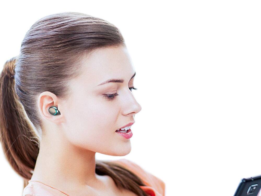 Femeie purtand Casti Wireless Bluetooth F9 TWS, demonstrand confortul si designul elegant al acestora.