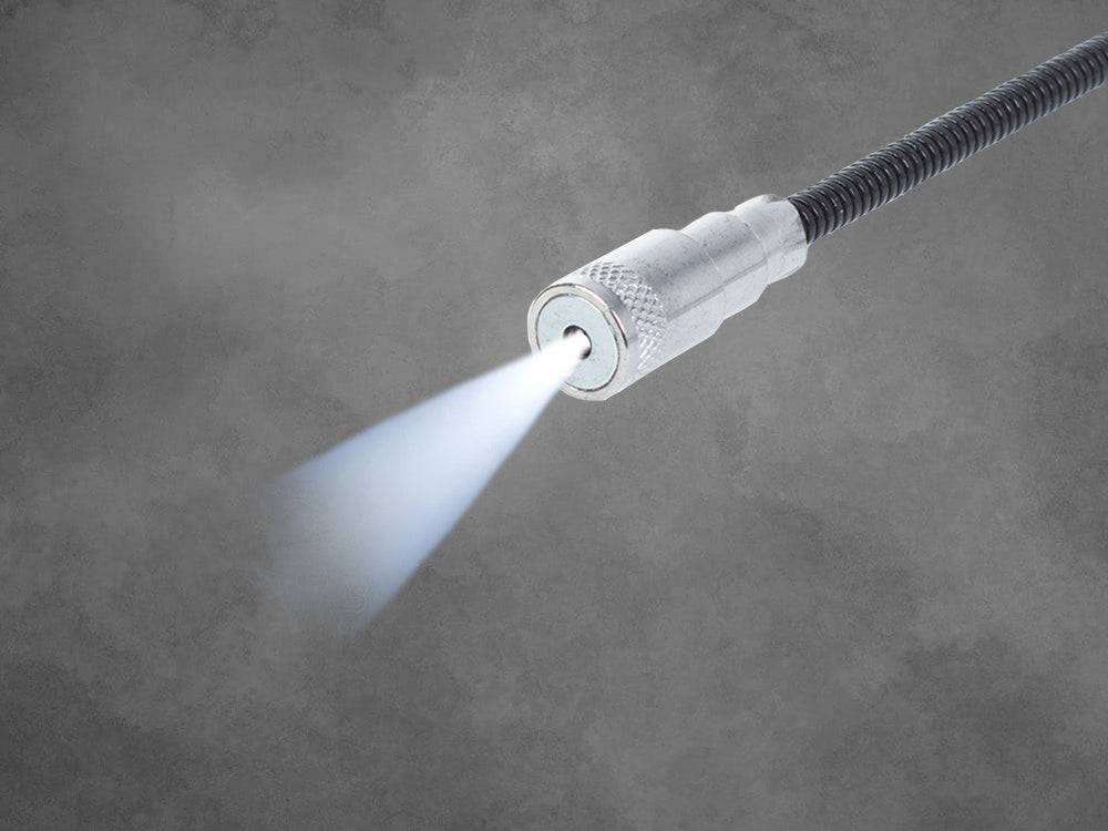 Capătul dispozitivului LED cu magnet emite lumină puternică, facilitând vizibilitatea în spații întunecate și înguste.
