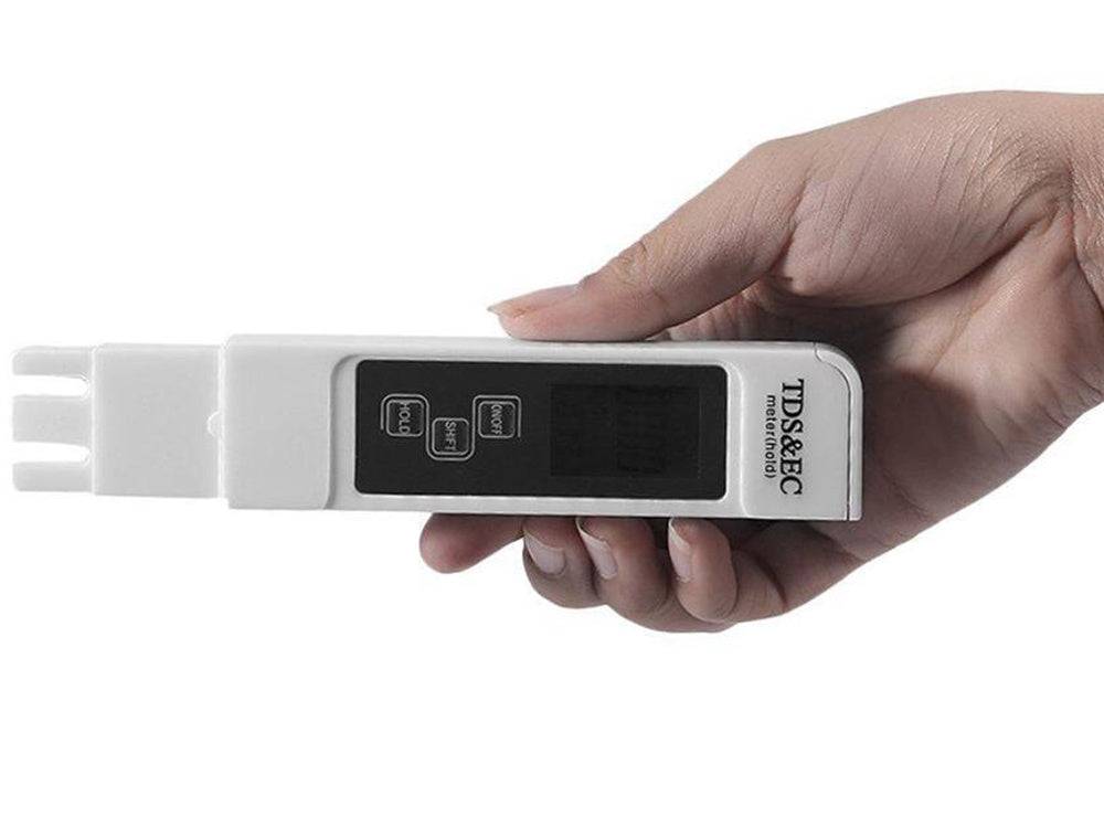 Tester TDS EC ergonomic, ușor de utilizat pentru măsurarea calității apei.