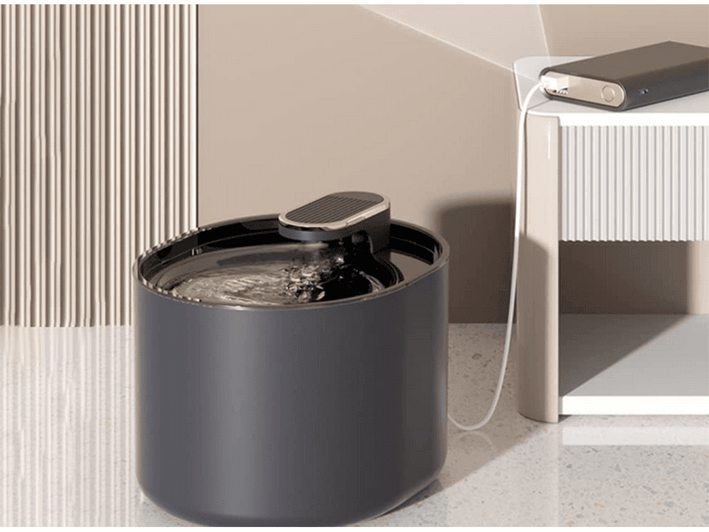 Fantana automata de apa pentru animale conectata la o sursa de alimentare USB.