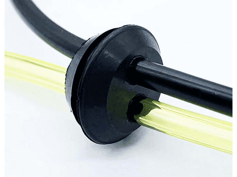 Detaliu furtun de combustibil pentru masini de tuns gazon si motocoase, cu filtru de 17 mm. Conector din cauciuc pentru fixare sigura.