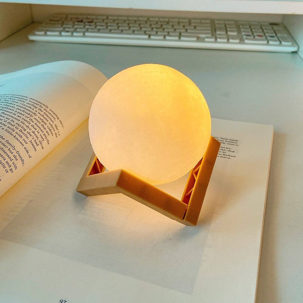 Lampa de Veghe Luna 3D, Lumina LED Alb Cald, Alimentare cu Baterii, Stand din Plastic Inclus, 12 cm - Cumpara24