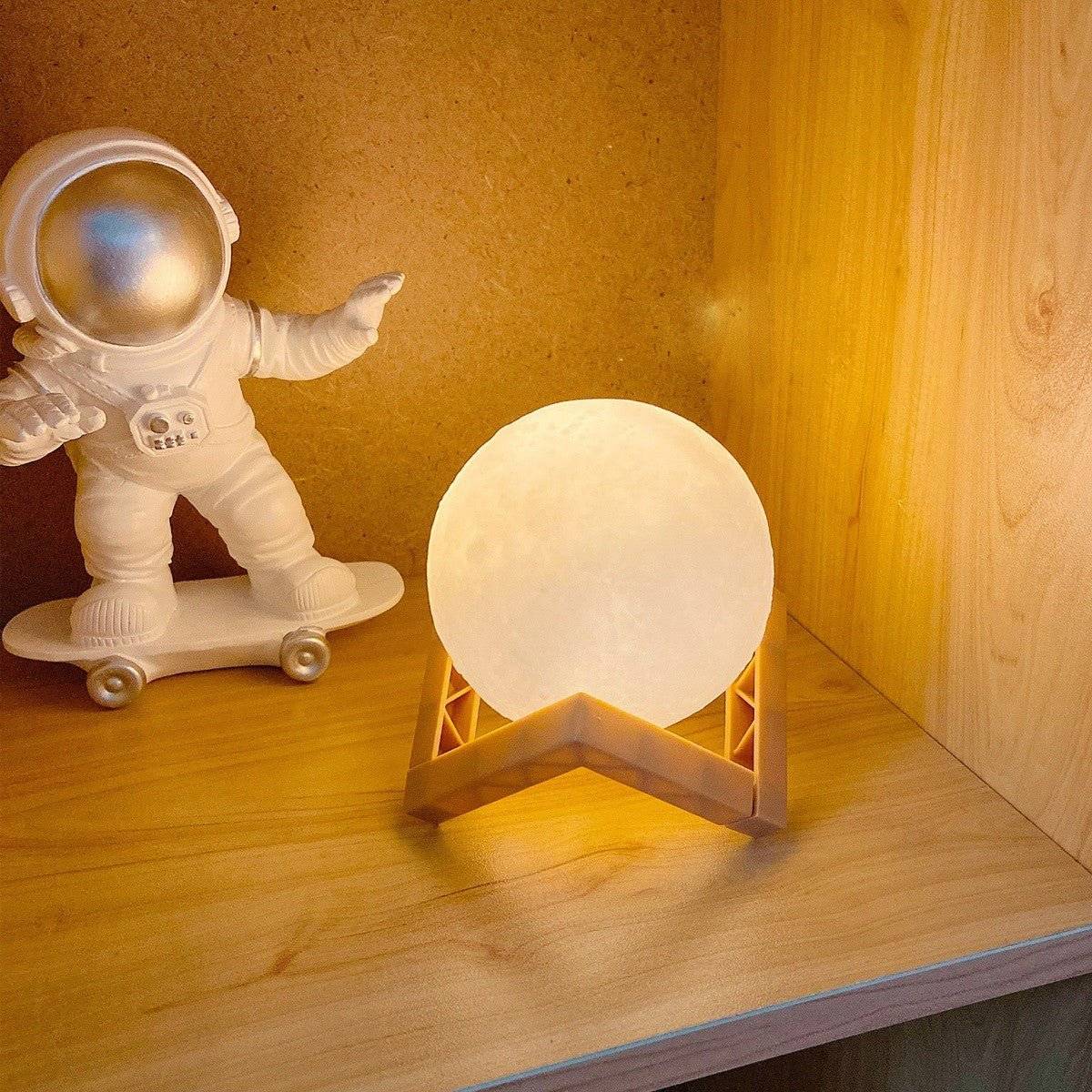 Lampa de Veghe Luna 3D, Lumina LED Alb Cald, Alimentare cu Baterii, Stand din Plastic Inclus, 12 cm - Cumpara24
