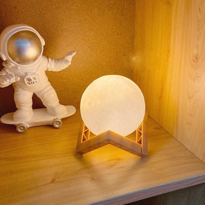 Lampa de Veghe Luna 3D, Lumina LED Alb Cald, Alimentare cu Baterii, Stand din Plastic Inclus, 12 cm - Cumpara24