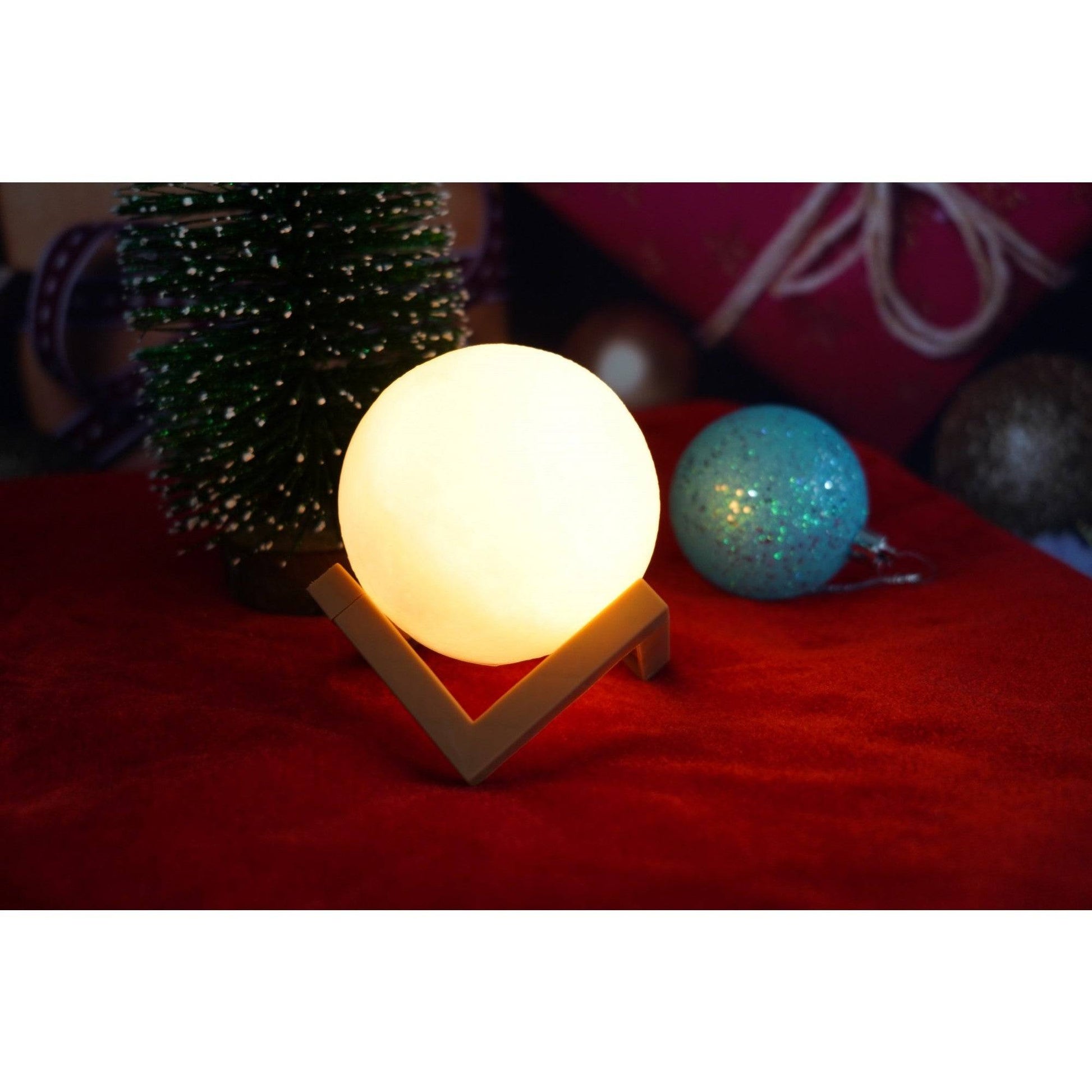 Lampa de Veghe Luna 3D, Lumina LED Alb Cald, Alimentare cu Baterii, Stand din Plastic Inclus, 12 cm - Cumpara24