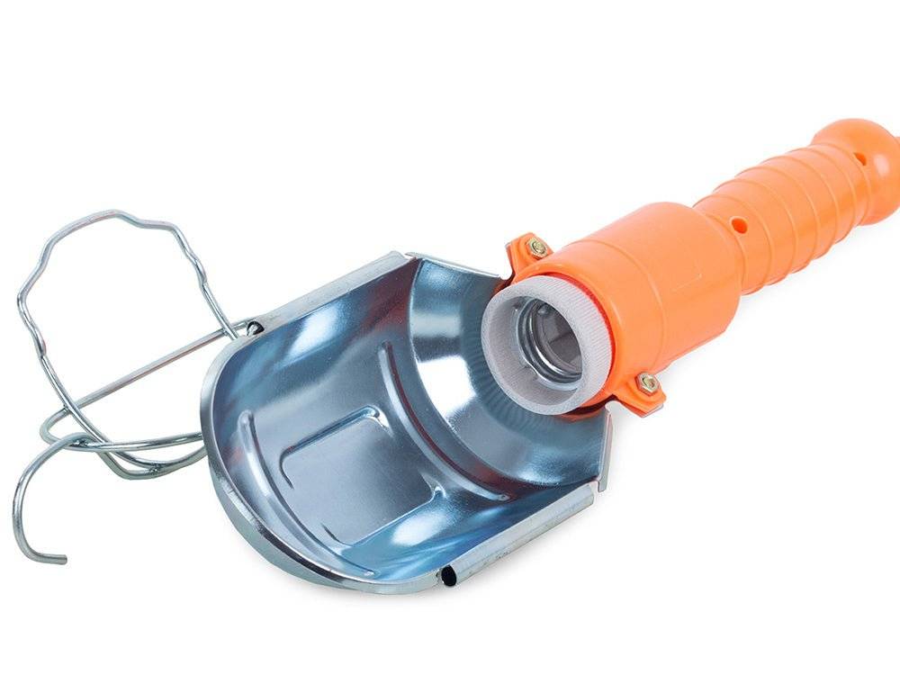 Lampa portabilă de lucru cu protecție metalică și dulie E27, perfectă pentru ateliere și garaje, oferind iluminare eficientă și siguranță sporită.