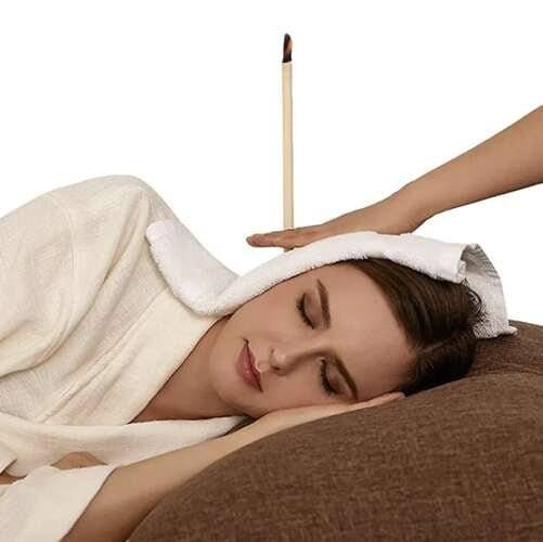 Femeie relaxată în timpul utilizării unei lumânări pentru urechi, parte din setul de 10 perechi disponibile pe Cumpara24.