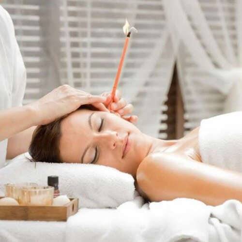 Terapie cu lumânări pentru urechi într-un cadru spa, parte din setul de 10 perechi disponibile pe Cumpara24 la RON49.50.