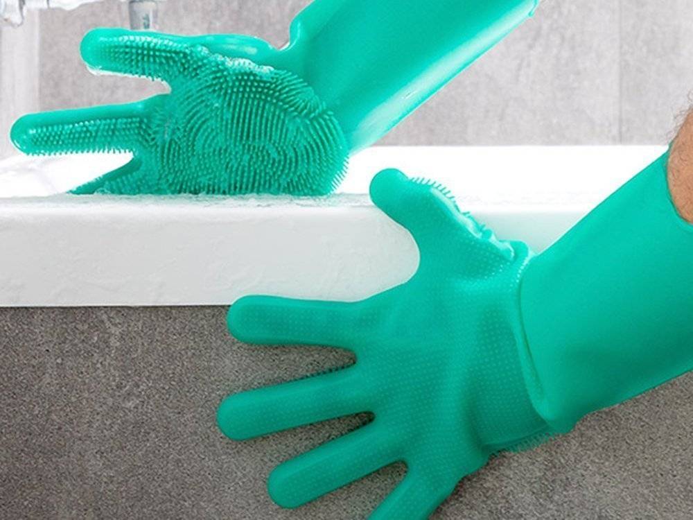 Mănuși de curățare din silicon, ideale pentru spălarea suprafețelor din baie și bucătărie. Design ergonomic și flexibil, disponibile pe Cumpara24.