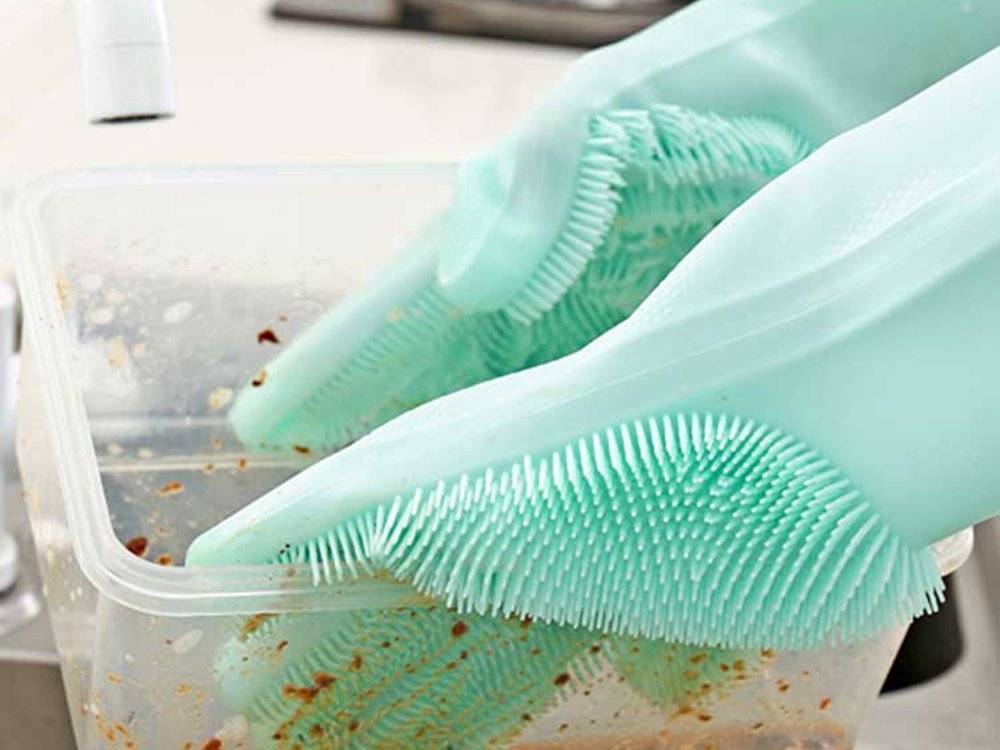 Mănuși de bucătărie din silicon cu scrubber, ideale pentru curățarea recipientelor murdare. Flexibile și reutilizabile, disponibile pe Cumpara24 la RON29.89.