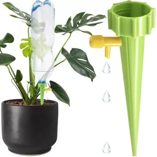 Picurator pentru plante, verde, demonstrând utilizarea sa cu o sticlă de apă pentru irigare automată, ideal pentru menținerea umidității solului.