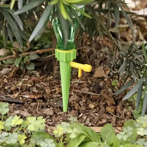 Picurator pentru plante, verde, instalat în sol pentru irigare automată a plantelor de grădină. Ideal pentru menținerea umidității solului.