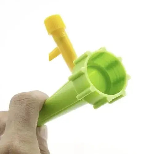 Picurator pentru plante, verde, ținut în mână, evidențiind designul ergonomic și compatibilitatea cu sticle de plastic pentru irigare automată.