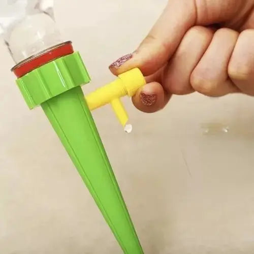 Picurator pentru plante, verde, cu robinet galben reglabil, testat manual pentru controlul debitului de apă în irigarea plantelor de interior și exterior.