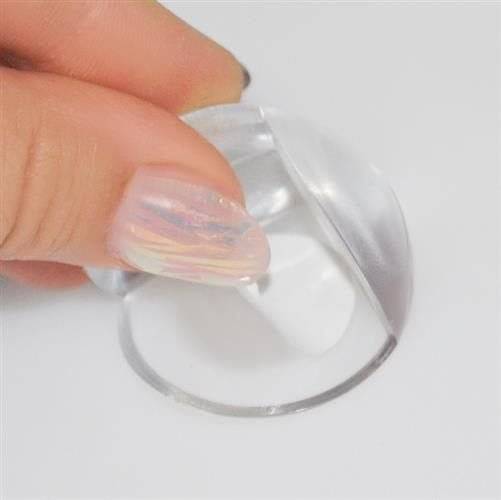 Protectie pentru colt din silicon transparent, flexibila si usor de aplicat. Ofera siguranta copiilor impotriva loviturilor.