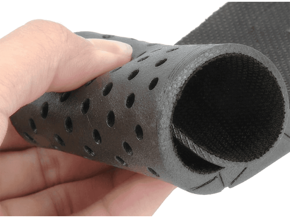 Branț flexibil și perforat pentru o mai bună ventilație, ideal pentru ajustarea confortului în pantofi.