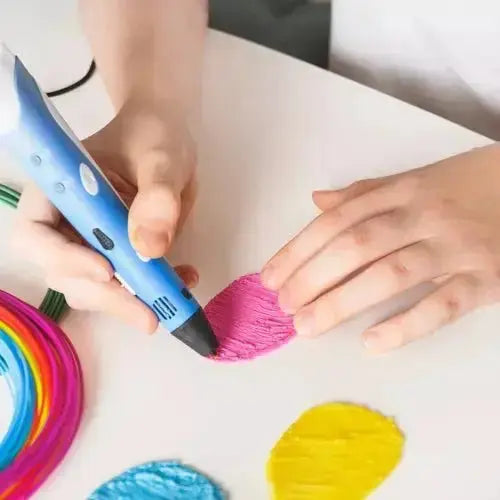 Copil utilizând creion 3D cu filament PLA roz pentru a crea forme artistice pe o suprafață plană.