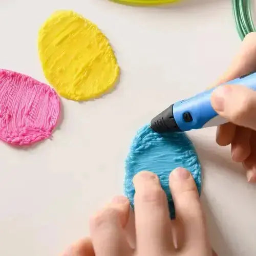 Proces de desenare cu creion 3D folosind filament PLA albastru pentru a crea forme colorate.
