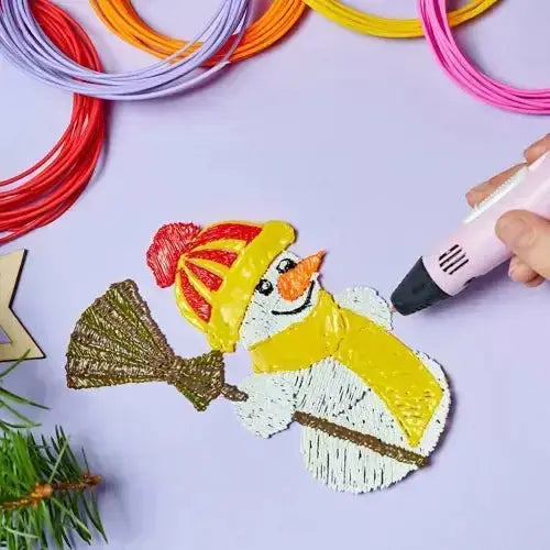 Desen 3D realizat cu creion 3D și filamente PLA multicolore, reprezentând un om de zăpadă creativ.