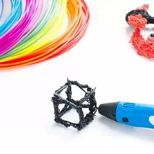 Creion 3D utilizat pentru a crea o structură cubică cu filament PLA negru, demonstrând precizia desenului.