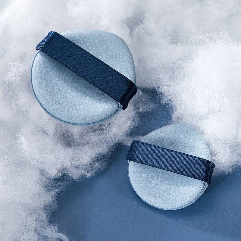 Bureți de machiaj albaștri, pufoși și confortabili, ideali pentru aplicarea produselor cosmetice lichide sau pudră.