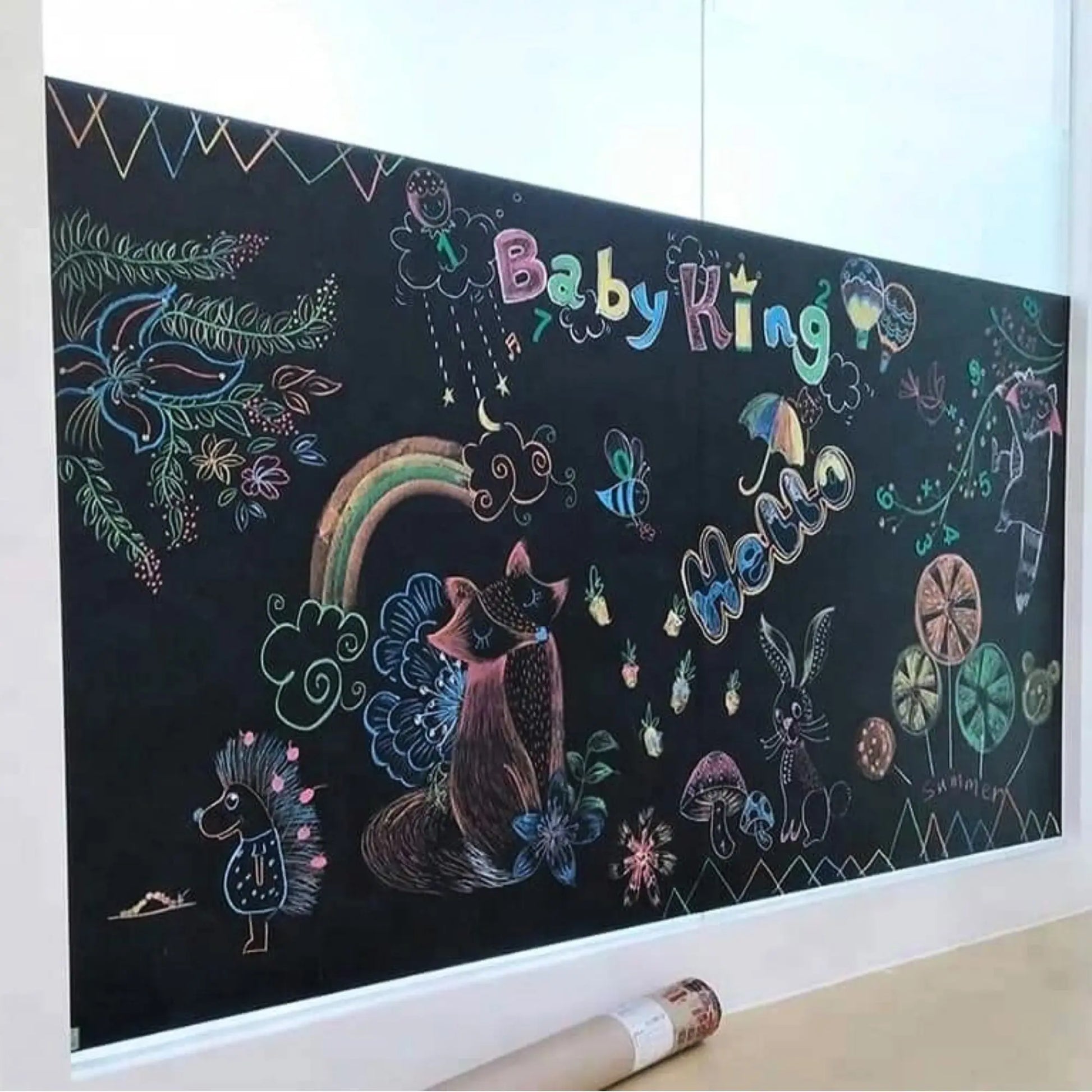 Tabla Autocolanta cu Set Creta pentru Copii, Tip Tapet, Reutilizabila, Usor de Lipit, Curatare Rapida, 45x200cm, Dezvolta Creativitatea, Negru - Cumpara24