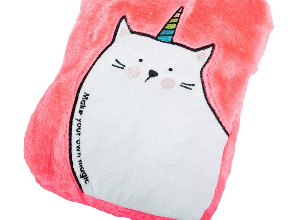 Prim-plan al termoforului roz cu husă din pluș moale, ilustrat cu o pisică-unicorn și mesaj motivațional. Confortabil și plăcut la atingere.