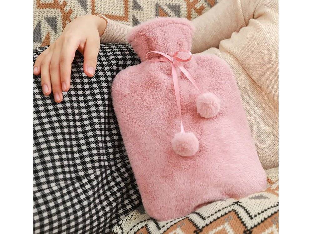 Termofor mare 1.7L cu husă din pluș moale roz, ținut pe abdomen pentru alinarea durerilor și confort termic sporit.